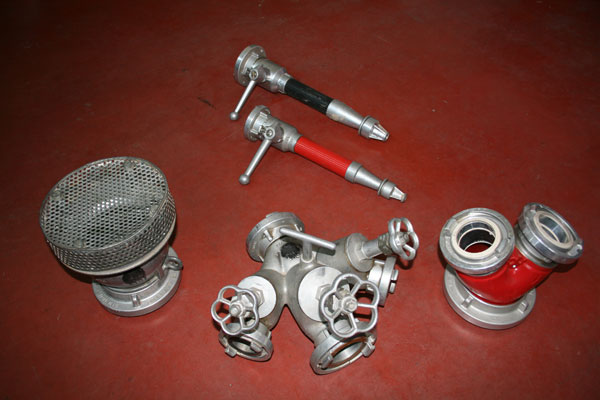 Zwei Strahlrohre, Saugkorb, Verteiler und Sammelstück