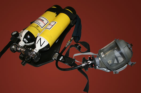 Atemschutzgerät mit Atemluftflaschen und Maske