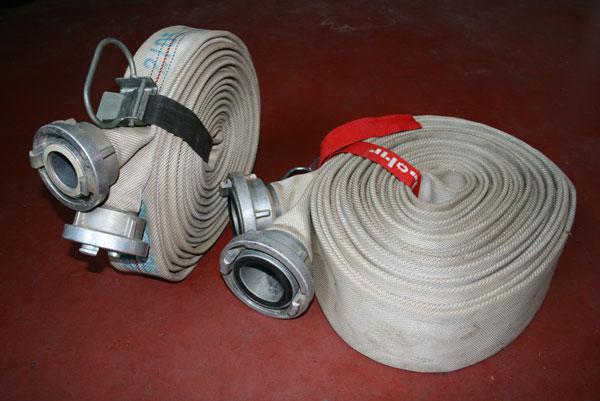 Zwei zusammengerollte Schläuche