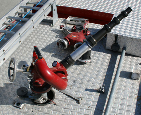 Wasserwerfer am Dach des TLFA 2000