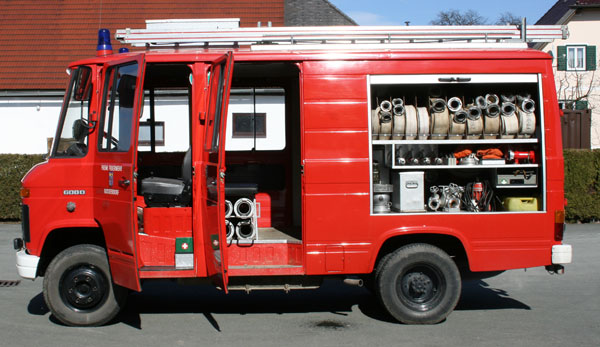 LF-B - Fahrerseite mit geöffneten Türen