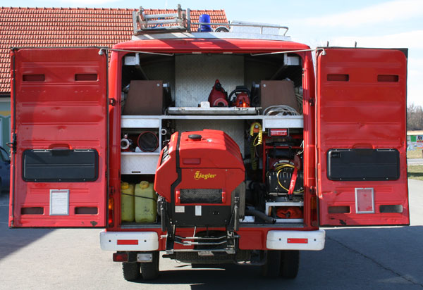 LF-B - Heckseite mit geöffneten Türen