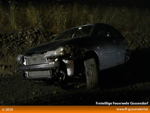 Der PKW kommt mit dem Heck im Graben zum Stehen