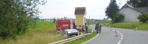 Einsatz für die FF Gussendorf: PKW kracht über Leitschiene