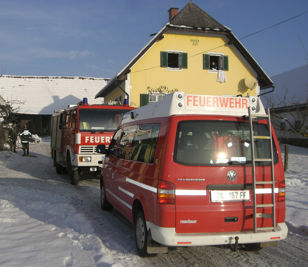 Zwei Fahrzeuge im Brandeinsatz