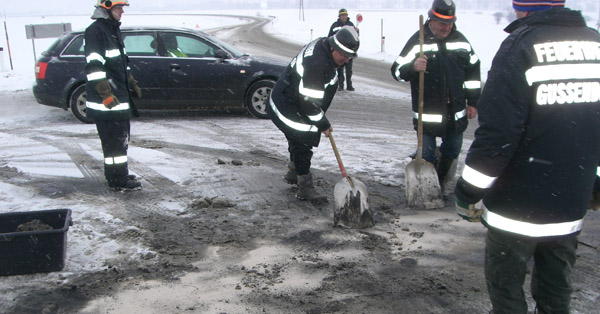Binden und Abtragen der ausgelaufenen Betriebsmittel