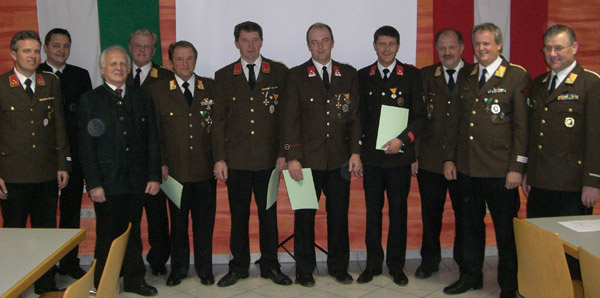 F&uuml;r vielj&auml;hrige T&auml;tigkeit Ausgezeichnete zusammen mit den Ehreng&auml;sten