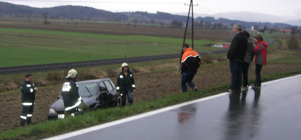 Der PKW abseits der Stra&szlig;e