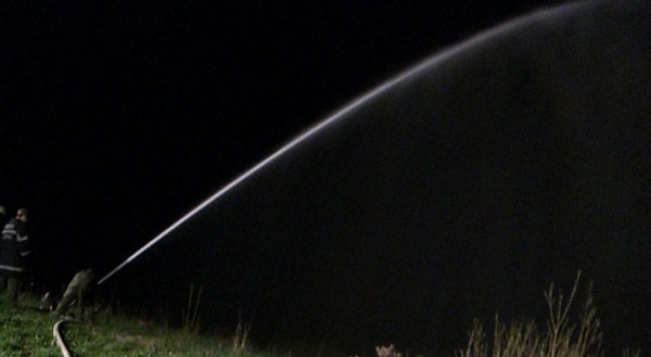 Der Bodenmonitor des Wasserwerfers in Betrieb