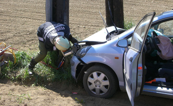 &Ouml;ffnen der Motorhaube mit dem hydralischen Rettungsger&auml;t