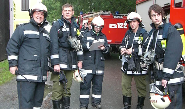 Der Atemschutzreservetrupp warten auf seinen Einsatz