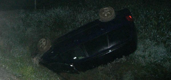 Der verungl&uuml;ckte PKW, am Dach liegend