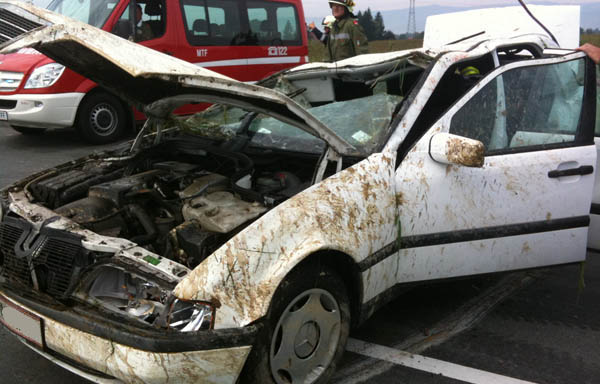 Nach der Begung des demolierten PKWs