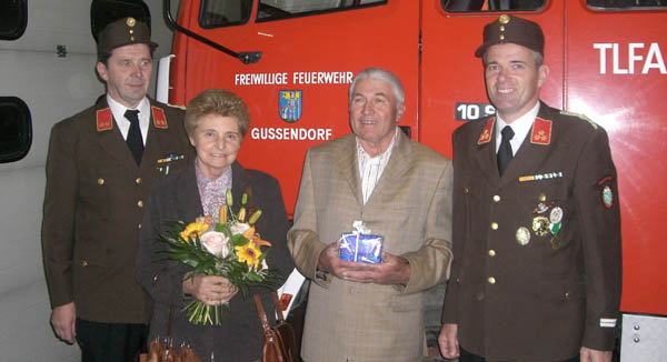 Der Jubilar mit den beiden Kommandanten und seiner Frau