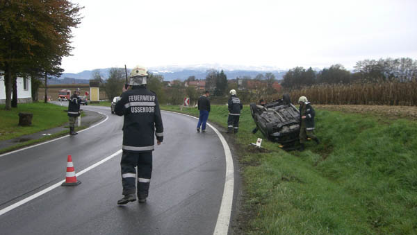 Kurz nach dem Eintreffen der Einsatzkr&auml;fte. Der PKW liegt noch am Dach.