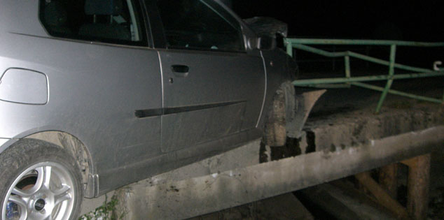 Der Pkw kam zur H&auml;lfte neben der Br&uuml;cke zum Stehen