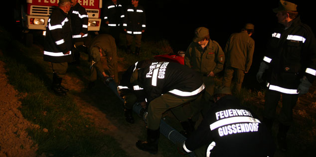 Die Tragkraftspritze wird in Betrieb genommen