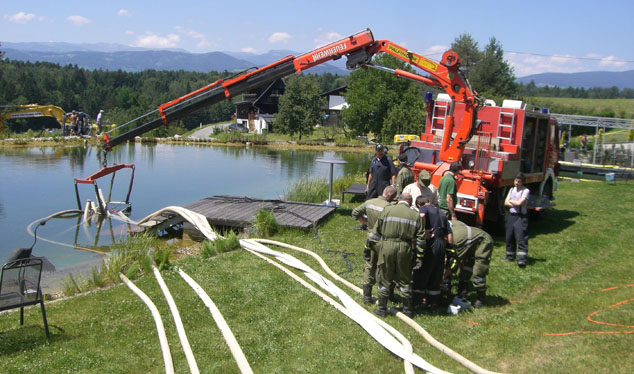 Die Hochleistungspumpen der FF Wettmanst&auml;tten werden mit dem RF-C Gro&szlig; St. Florian ins Wasser gelassen