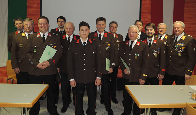 Die ausgezeichneten Kameraden mit dem Kommando und den Ehreng&auml;sten